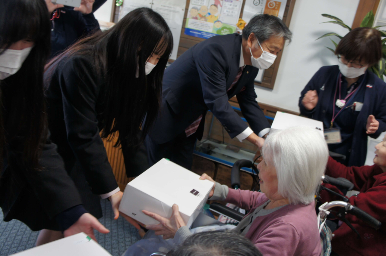 2021.12.14岸津苑クリスマスケーキプレゼント